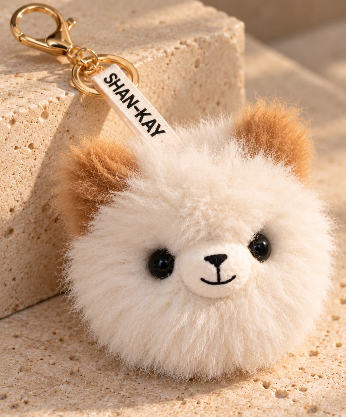 Detalle de The Charm en color blanco