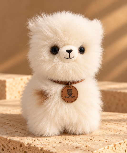 The Collectible en color blanco, con collar trenzado y medallón de cuero Shan Kay